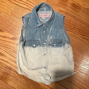 So Nikki tie front chambray top sz small